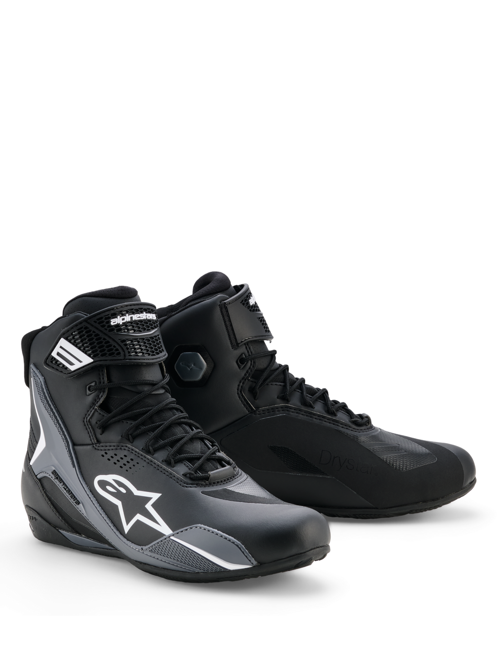 Buty Alpinestars Faster-4 Drystar®, buty motocyklowe, czarne, chłodnoszare i białe, smukły design z białym logo Astars, sznurowane zapięcie z paskiem na rzep na kostce, wodoodporna technologia Drystar i wzmocnione panele ochronne do jazdy sportowej.