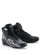 Buty Alpinestars Faster-4 Drystar®, buty motocyklowe, czarne, chłodnoszare i białe, smukły design z białym logo Astars, sznurowane zapięcie z paskiem na rzep na kostce, wodoodporna technologia Drystar i wzmocnione panele ochronne do jazdy sportowej.