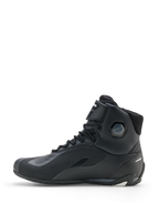 Buty Alpinestars Faster-4 Drystar®, buty motocyklowe, czarne z szarymi i białymi detalami, widok z boku, wodoodporna konstrukcja, sznurowane zapięcie z paskiem na rzep, zintegrowana ochrona kostki