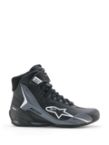 Buty Alpinestars Faster-4 Drystar, buty motocyklowe, czarne z szarymi i białymi akcentami, widok z boku prezentujący białe logo Astars, wysoka konstrukcja z wzmocnionymi panelami ochronnymi, sznurowane zapięcie z paskiem na kostce, nowoczesny sportowy styl