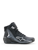 Buty Alpinestars Faster-4 Drystar, buty motocyklowe, czarne z szarymi i białymi akcentami, widok z boku prezentujący białe logo Astars, wysoka konstrukcja z wzmocnionymi panelami ochronnymi, sznurowane zapięcie z paskiem na kostce, nowoczesny sportowy styl