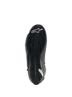 Buty Alpinestars Faster-4 Drystar, buty motocyklowe, czarne, widok podeszwy przedstawiający wzmocnioną gumową podeszwę zewnętrzną z teksturowanym bieżnikiem, białe logo gwiazdy na palcach i branding Alpinestars, konstrukcja zapewniająca stabilność i przyczepność do podnóżków