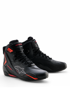 Buty Alpinestars Faster-4 Drystar®, buty motocyklowe, czarne z akcentami Rio Red i Red Fluo, sznurowana konstrukcja z wodoodporną cholewką z mikrofibry, smukły sportowy profil do jazdy szosowej i sportowej