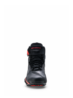 Buty Alpinestars Faster-4 Drystar®, czarne z akcentami Rio Red i Red Fluo, widok z przodu pokazujący sznurowane zapięcie i pasek na rzep na kostce z czerwonym logo, wodoodporne obuwie motocyklowe ze wzmocnionym noskiem i sportowym designem