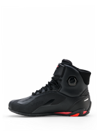 Buty Alpinestars Faster-4 Drystar®, buty motocyklowe, czarne z akcentami Rio Red i Red Fluo, widok z boku, bezszwowa konstrukcja z mikrofibry, branding Drystar oraz wzmocniona pięta z czerwonymi detalami