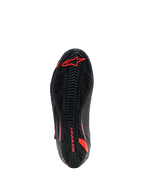 Buty Alpinestars Faster-4 Drystar®, widok podeszwy, czarne z brandingiem Red Fluo, teksturowana gumowa podeszwa z logo i logotypem Alpinestars, wytrzymałe obuwie motocyklowe