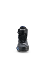 Buty Alpinestars Faster-4 Drystar®, wodoodporne buty motocyklowe, czarne z granatowymi i cyjanowymi akcentami, widok z przodu pokazujący sznurowadła i regulowany pasek na kostce z logo Alpinestars, opływowy sportowy design