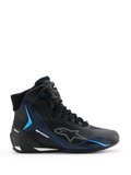 Alpinestars Faster-4 Drystar Shoes, buty motocyklowe, kolor Black Night Navy Cyan, widok z boku prezentujący wysoki fason sneakerów, cyjanowe panele wspierające TPU, białe przerywane logo Alpinestars, sznurowanie z teksturowanym paskiem na kostce