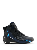 Alpinestars Faster-4 Drystar Shoes, buty motocyklowe, kolor Black Night Navy Cyan, widok z boku prezentujący wysoki fason sneakerów, cyjanowe panele wspierające TPU, białe przerywane logo Alpinestars, sznurowanie z teksturowanym paskiem na kostce