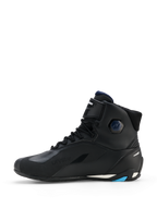 Buty Alpinestars Faster-4 Drystar®, czarne z akcentami Night Navy i Cyan, widok z profilu, wysokie buty motocyklowe, wyposażone w sznurowane zapięcie, pasek na rzep na kostce i ochronną wzmocnioną podeszwę