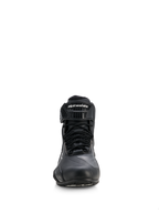 Alpinestars Stella Faster-4 Drystar® Shoes, damskie buty motocyklowe, czarne ze srebrnymi akcentami, widok z przodu ukazujący sznurowanie i markowy pasek na rzep na kostce, smukły wodoodporny design do jazdy sportowej i szosowej