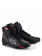 Buty Alpinestars Stella Faster-4 Drystar®, damskie buty motocyklowe, czarno-szare z neonowymi koralowymi akcentami, wodoodporna technologia Drystar®, sznurowane zapięcie z bezpiecznym paskiem na rzep, wyraziste koralowe akcenty i białe logo Alpinestars