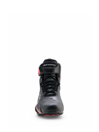 Buty Alpinestars Stella Faster-4 Drystar®, damskie buty motocyklowe, czarno-szare z koralowymi akcentami fluo, widok z przodu przedstawiający sznurowane zapięcie, ochronny pasek na kostkę z logo i koralowe detale