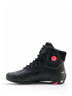 Buty Alpinestars Stella Faster-4 Drystar®, damskie buty motocyklowe, czarne i koralowe neonowe, widok z boku ukazujący bezszwową cholewkę z mikrofibry, sznurowane zapięcie oraz koralowy detal ochrony kostki