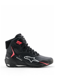 Buty Alpinestars Stella Faster-4 Drystar®, damskie buty motocyklowe, czarne z szarymi i koralowymi (Coral Fluo) akcentami, wysoka cholewka z bocznym logo i paskiem na rzep, wodoodporna mikrofibra do jazdy sportowej