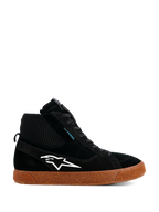 Alpinestars Stated Waterproof Shoes, czarne wysokie trampki motocyklowe, konstrukcja z zamszu i dzianiny, białe logo Alpinestars, nakrapiana brązowa gumowa podeszwa wulkanizowana, miejskie obuwie motocyklowe, nowoczesny design inspirowany butami skate