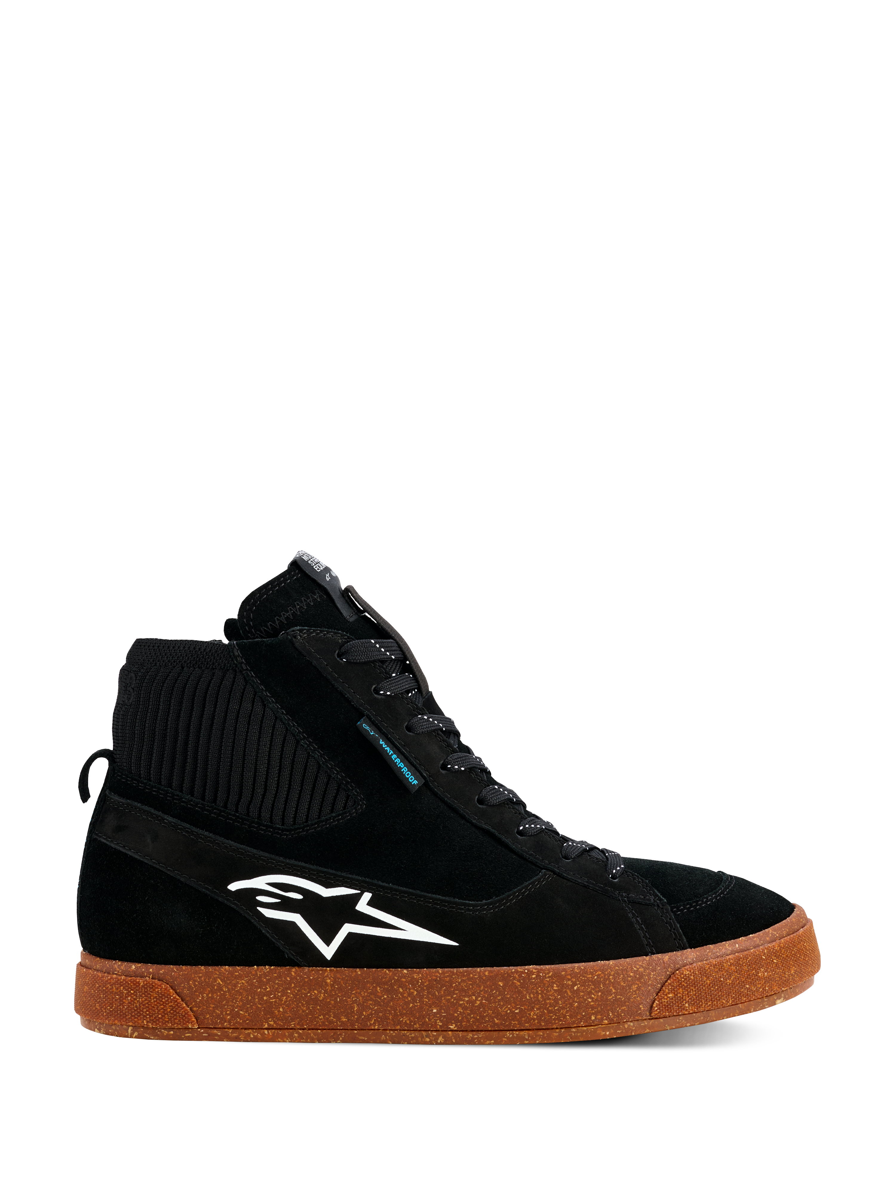 Alpinestars Stated Waterproof Shoes, czarne wysokie trampki motocyklowe, konstrukcja z zamszu i dzianiny, białe logo Alpinestars, nakrapiana brązowa gumowa podeszwa wulkanizowana, miejskie obuwie motocyklowe, nowoczesny design inspirowany butami skate