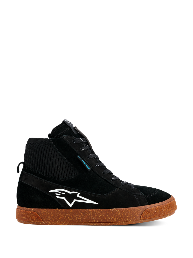 Alpinestars Stated Waterproof Shoes, czarne wysokie trampki motocyklowe, konstrukcja z zamszu i dzianiny, białe logo Alpinestars, nakrapiana brązowa gumowa podeszwa wulkanizowana, miejskie obuwie motocyklowe, nowoczesny design inspirowany butami skate