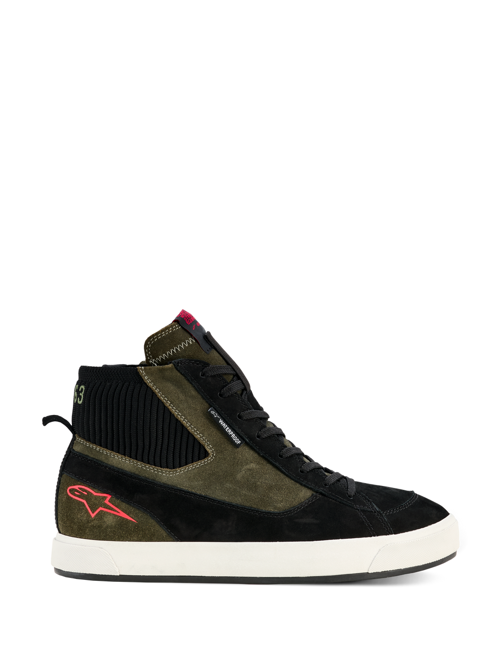 Alpinestars Stated Waterproof Shoes, wysokie motocyklowe sneakersy, zamszowa konstrukcja w kolorach oliwkowym i czarnym, podeszwa z wulkanizowanej gumy w kolorze złamanej bieli, czerwone logo gwiazdy na pięcie, czarny prążkowany kołnierz, miejski design inspirowany stylem ulicznym