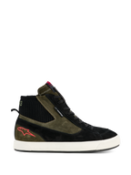 Alpinestars Stated Waterproof Shoes, wysokie motocyklowe sneakersy, zamszowa konstrukcja w kolorach oliwkowym i czarnym, podeszwa z wulkanizowanej gumy w kolorze złamanej bieli, czerwone logo gwiazdy na pięcie, czarny prążkowany kołnierz, miejski design inspirowany stylem ulicznym