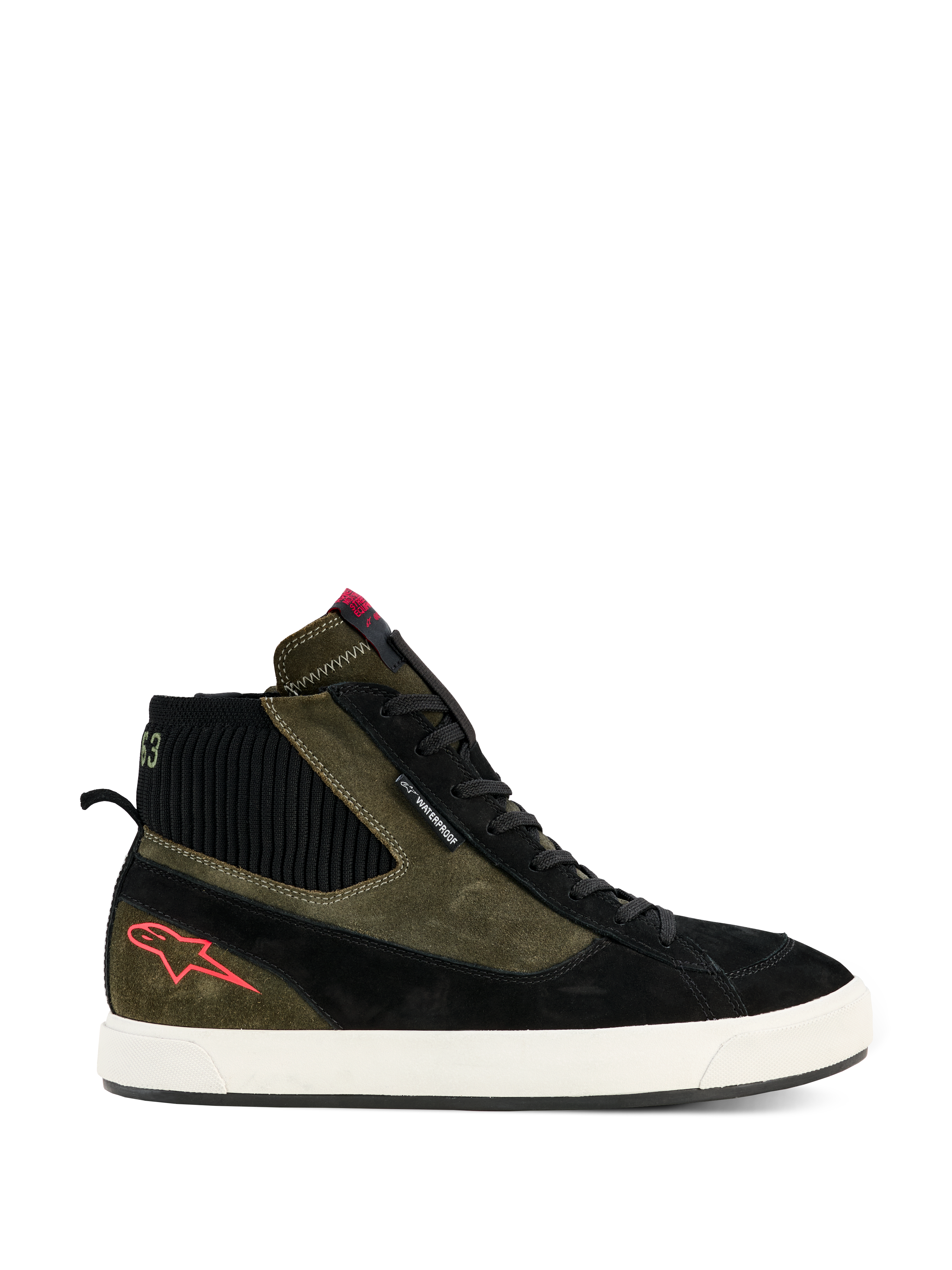 Alpinestars Stated Waterproof Shoes, wysokie motocyklowe sneakersy, zamszowa konstrukcja w kolorach oliwkowym i czarnym, podeszwa z wulkanizowanej gumy w kolorze złamanej bieli, czerwone logo gwiazdy na pięcie, czarny prążkowany kołnierz, miejski design inspirowany stylem ulicznym