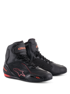 Alpinestars Faster-3 Drystar® Shoes, buty motocyklowe, czarne i czerwone fluo, wysoki profil ze sznurowanym zapięciem i paskiem na kostce, konstrukcja z mikrowłókna z fluorescencyjnym czerwonym logo i akcentami.