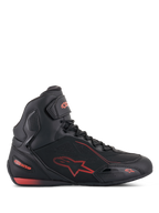 Alpinestars Faster-3 Drystar Shoes, buty motocyklowe w kolorze czarnym i czerwonym fluo, widok z profilu, fason wysokich sneakersów z lekkiej mikrofibry, wodoodporna membrana Drystar, czerwone logo z gwiazdą i branding, pasek z rzepem na kostce oraz perforowane detale zapewniające oddychalność.