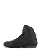 Alpinestars Faster-3 Drystar® Riding Shoes, buty motocyklowe, czarne z szarymi detalami, widok z profilu, wysoka konstrukcja ze sznurowadłami, wodoodporna konstrukcja z mikrowłókna, techniczne wyposażenie do jazdy szosowej
