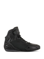 Buty motocyklowe Alpinestars Faster-3 Drystar, czarno-szare sneakersy motocyklowe, wysoka konstrukcja ze sznurowadłami i paskiem na rzep, wodoodporna cholewka z mikrowłókna, sportowe obuwie szosowe