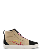 Alpinestars Ride-63 Canvas Shoes, wysokie sneakersy, beżowo-czarne, różowe sznurówki, biała podeszwa, wielokolorowe logo gwiazdy w kolorach czerwonym i żółtym, tekstura przypominająca zamsz, codzienne obuwie inspirowane sportami motorowymi