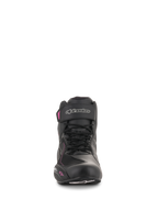 Buty damskie Alpinestars Stella Faster-3 Drystar®, buty motocyklowe, czarne z ciemnoszarymi i fuksjowymi akcentami, widok z przodu pokazujący sznurowane zapięcie, pasek na kostce ze srebrnym logo i różowe detale na kobiecym profilu