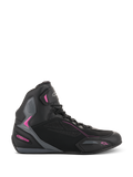 Alpinestars Stella Faster-3 Drystar, damskie buty motocyklowe typu sneakers, czarne z ciemnoszarymi i różowymi akcentami fuksja, profil boczny ukazujący wysoką sylwetkę, sznurowane zapięcie z paskiem na rzep na kostce i wzmocnione panele ochronne