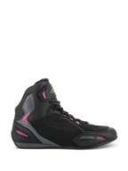 Alpinestars Stella Faster-3 Drystar, damskie buty motocyklowe typu sneakers, czarne z ciemnoszarymi i różowymi akcentami fuksja, profil boczny ukazujący wysoką sylwetkę, sznurowane zapięcie z paskiem na rzep na kostce i wzmocnione panele ochronne