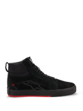 Buty skórzane Alpinestars Ride-63, miejskie buty motocyklowe, czarne z jaskrawoczerwonymi elementami, profil high-top inspirowany stylem skate, cholewka ze skóry premium i nubuku, czarna wulkanizowana podeszwa z jaskrawoczerwonym spodem, subtelne logo z boku, casualowy motocyklowy streetwear