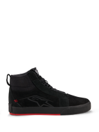 Buty skórzane Alpinestars Ride-63, miejskie buty motocyklowe, czarne z jaskrawoczerwonymi elementami, profil high-top inspirowany stylem skate, cholewka ze skóry premium i nubuku, czarna wulkanizowana podeszwa z jaskrawoczerwonym spodem, subtelne logo z boku, casualowy motocyklowy streetwear