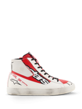 Alpinestars Stated Flair Shoes, wysokie buty motocyklowe, biało-czerwone, konstrukcja ze skóry premium z ręcznie nakładanym efektem zużycia na białej podeszwie, duży czarny branding Alpinestars na boku, czerwone panele i napis na pięcie, estetyka wyścigowa w stylu vintage
