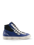 Alpinestars Stated Flair Shoes, miejskie buty motocyklowe, jaskrawoniebieskie, białe i czarne, skórzana konstrukcja za kostkę z dużym biało-czarnym logo stars, napis „One Goal. One Vision.” z boku, biała wulkanizowana podeszwa w stylu vintage z ręcznie nakładanym efektem zużycia