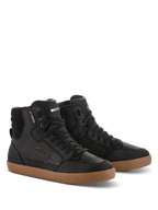 Alpinestars J-6 Waterproof Shoe, czarno-brązowe wysokie buty motocyklowe ze skóry premium, design w stylu sneakersów z brązową gumową podeszwą, metka waterproof i tłoczone logo, miejski styl casual