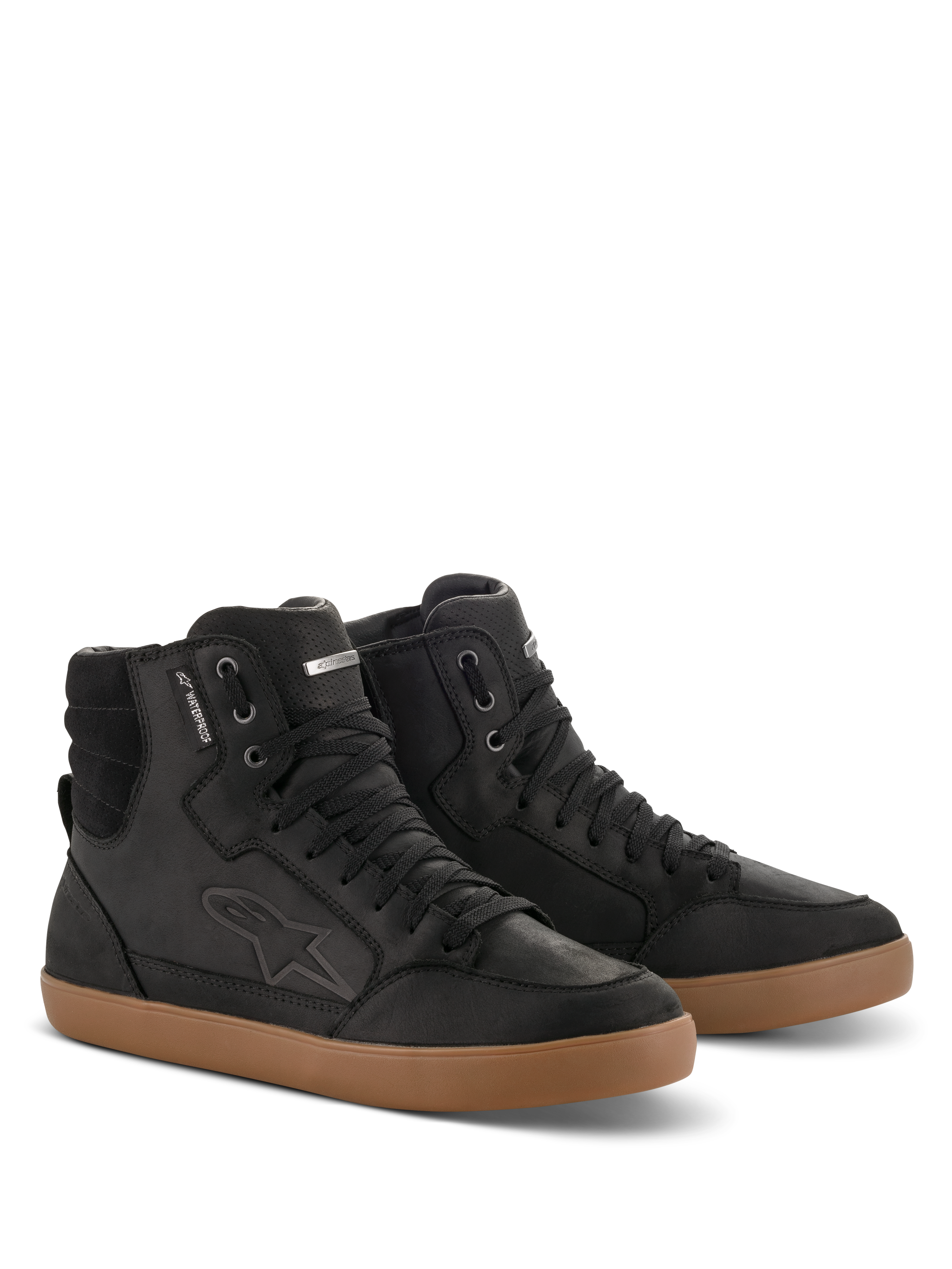 Alpinestars J-6 Waterproof Shoe, czarno-brązowe wysokie buty motocyklowe ze skóry premium, design w stylu sneakersów z brązową gumową podeszwą, metka waterproof i tłoczone logo, miejski styl casual