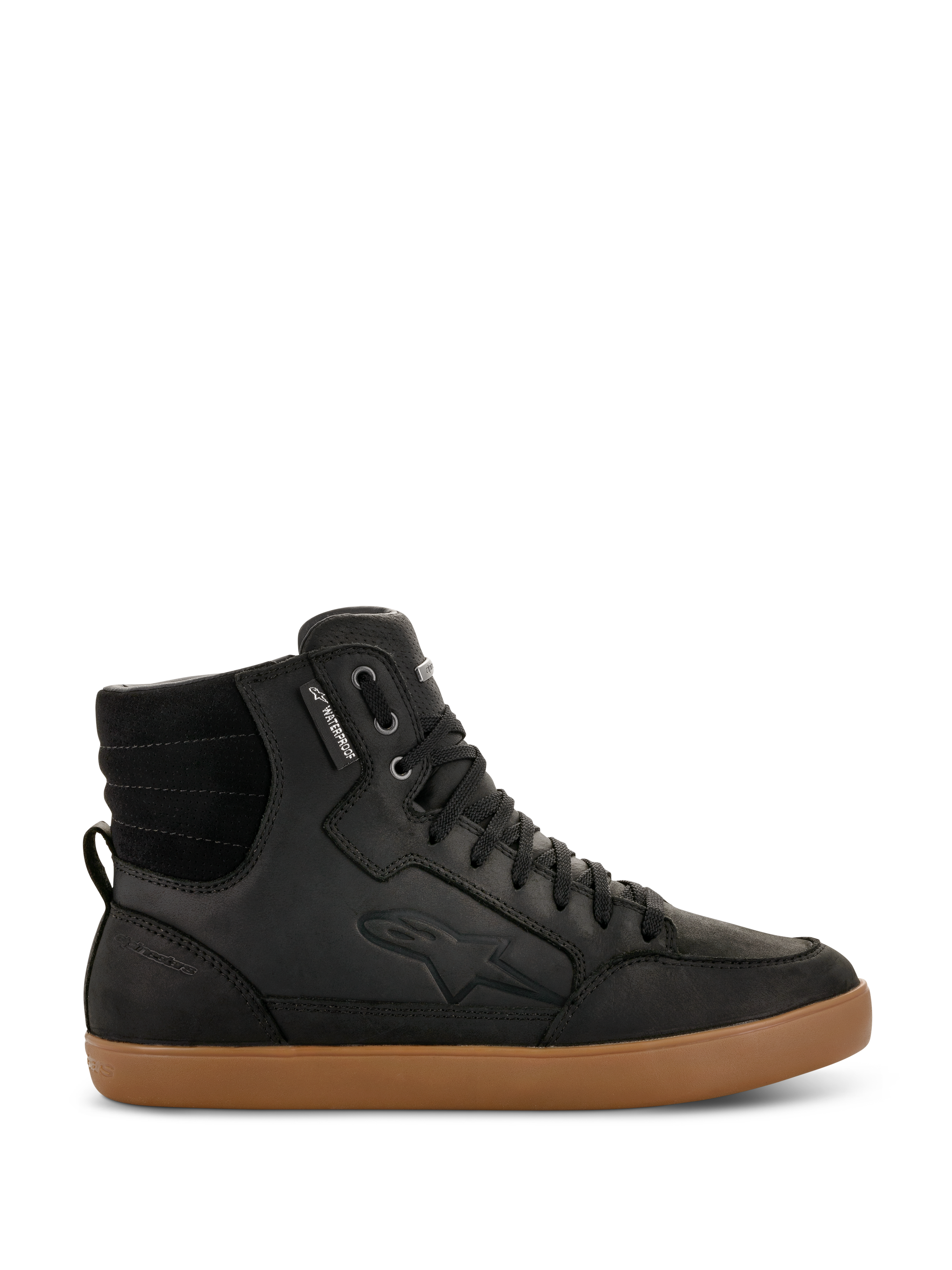 Alpinestars J-6 Waterproof Shoe, czarne wysokie sneakersy motocyklowe z brązową gumową podeszwą, wodoodporne miejskie buty motocyklowe, wyściełany kołnierz kostki, czarne sznurowadła, subtelne wytłoczone logo, skórzana konstrukcja