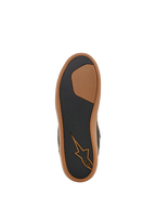 Buty Alpinestars J-6 Waterproof, widok podeszwy, kolor czarny i gumowy, teksturowany gumowy bieżnik zapewniający przyczepność i trwałość, z jasnobrązowym logo Astars i zewnętrzną krawędzią w kolorze gumy, obuwie motocyklowe w stylu sneakersów