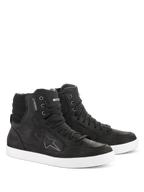 Alpinestars J-6 Waterproof Shoe, buty motocyklowe, czarno-białe, wysoka konstrukcja typu sneakers, skóra premium z sznurowanym zapięciem, biała gumowa podeszwa, z logo Astar i metką waterproof, miejski styl casual do jazdy szosowej