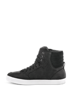 Buty Alpinestars J-6 Waterproof, czarno-białe, profil boczny wysokich sneakersów motocyklowych, wykonane z czarnej skóry z białą gumową podeszwą, miejskie obuwie motocyklowe, sznurowany design