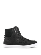 Buty Alpinestars J-6 Waterproof, czarne miejskie sneakersy do jazdy, wysokie skórzane obuwie motocyklowe z białą płaską podeszwą, pikowana wyściółka na kostce, metalowe przelotki, metka waterproof, wytłoczone logo z boku, design inspirowany stylem ulicznym do codziennego użytku