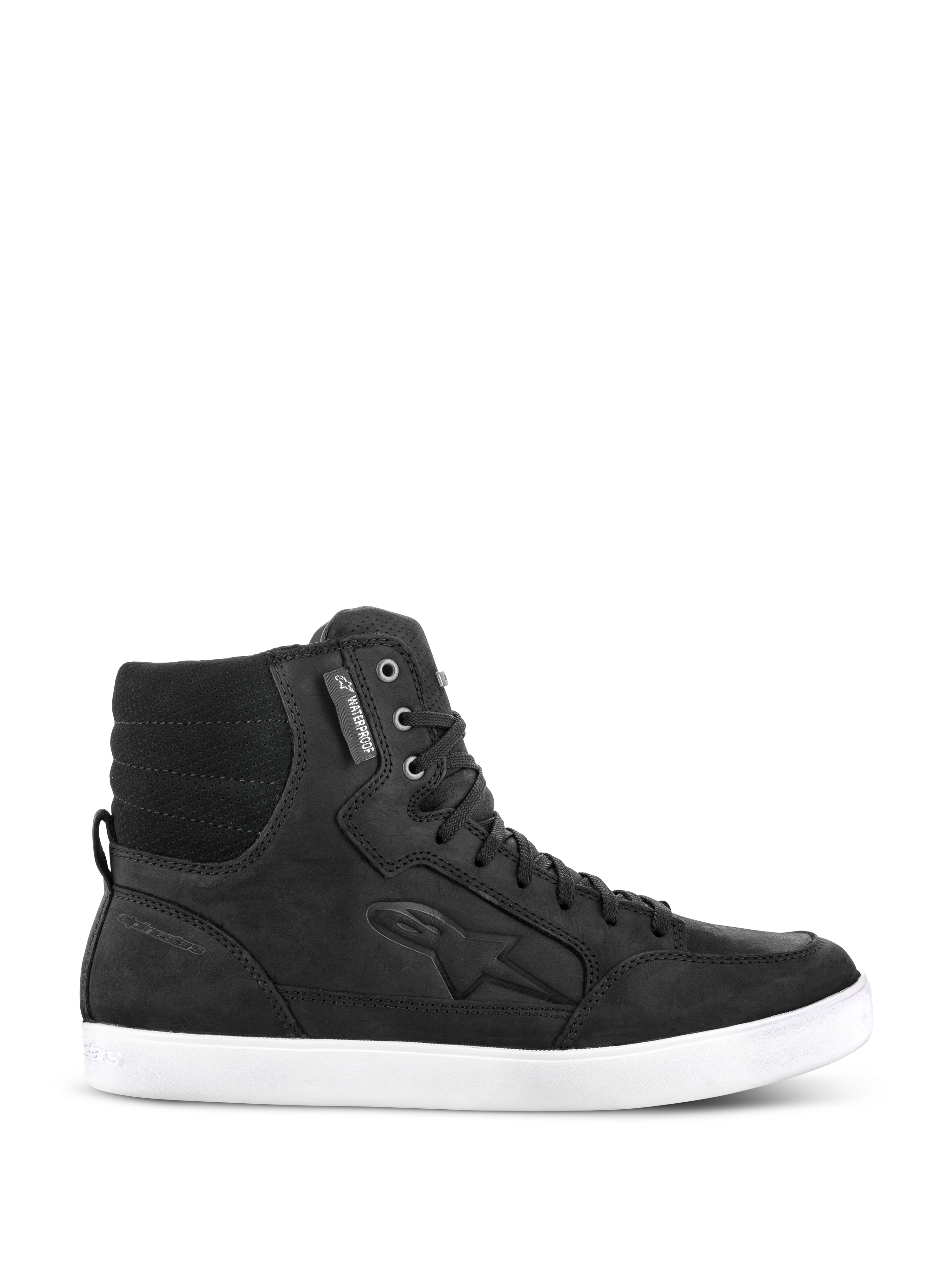 Buty Alpinestars J-6 Waterproof, czarne miejskie sneakersy do jazdy, wysokie skórzane obuwie motocyklowe z białą płaską podeszwą, pikowana wyściółka na kostce, metalowe przelotki, metka waterproof, wytłoczone logo z boku, design inspirowany stylem ulicznym do codziennego użytku