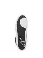 Buty Alpinestars J-6 Waterproof, czarno-białe, widok od dołu ukazujący zaawansowaną gumową podeszwę, teksturowany wzór przyczepności dla trwałości, białe logo gwiazdy na pięcie, miejskie obuwie motocyklowe
