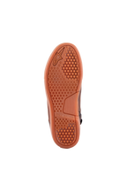 Alpinestars Chrome Crafted Drystar®, Brown Gum, widok od spodu przedstawiający gumową podeszwę z sześciokątnym wzorem bieżnika i wytłoczonym logo Alpinestars, miejskie obuwie motocyklowe