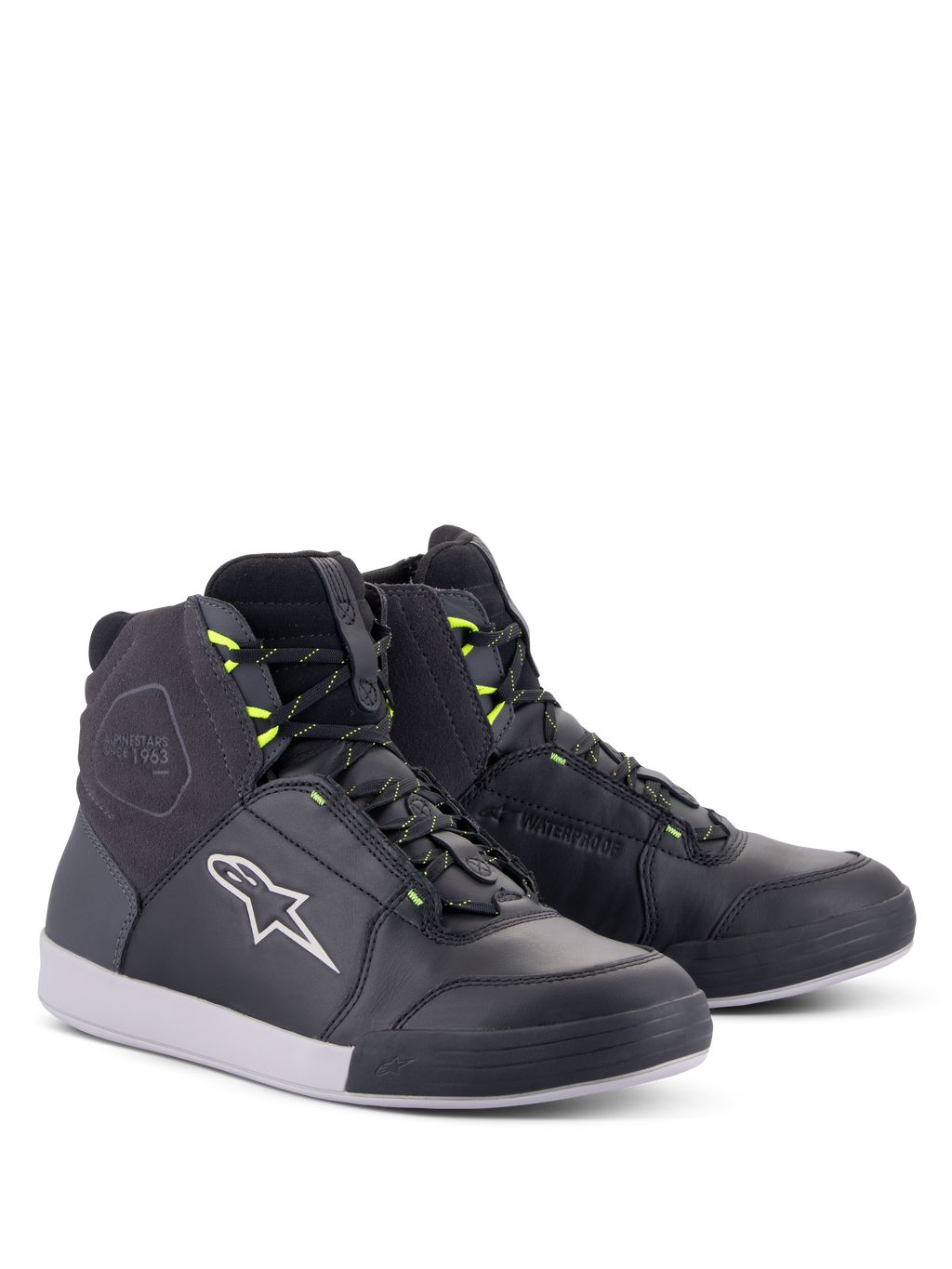 Buty Alpinestars Chrome Drystar®, miejskie buty motocyklowe, czarne, ciemnoszare i żółte fluo, wysoka cholewka z najwyższej jakości skóry i zamszu, białe logo Alpinestars i neonowożółte szlufki na sznurowadła, codzienne ochronne obuwie w stylu ulicznym