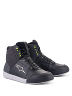 Buty Alpinestars Chrome Drystar®, miejskie buty motocyklowe, czarne, ciemnoszare i żółte fluo, wysoka cholewka z najwyższej jakości skóry i zamszu, białe logo Alpinestars i neonowożółte szlufki na sznurowadła, codzienne ochronne obuwie w stylu ulicznym