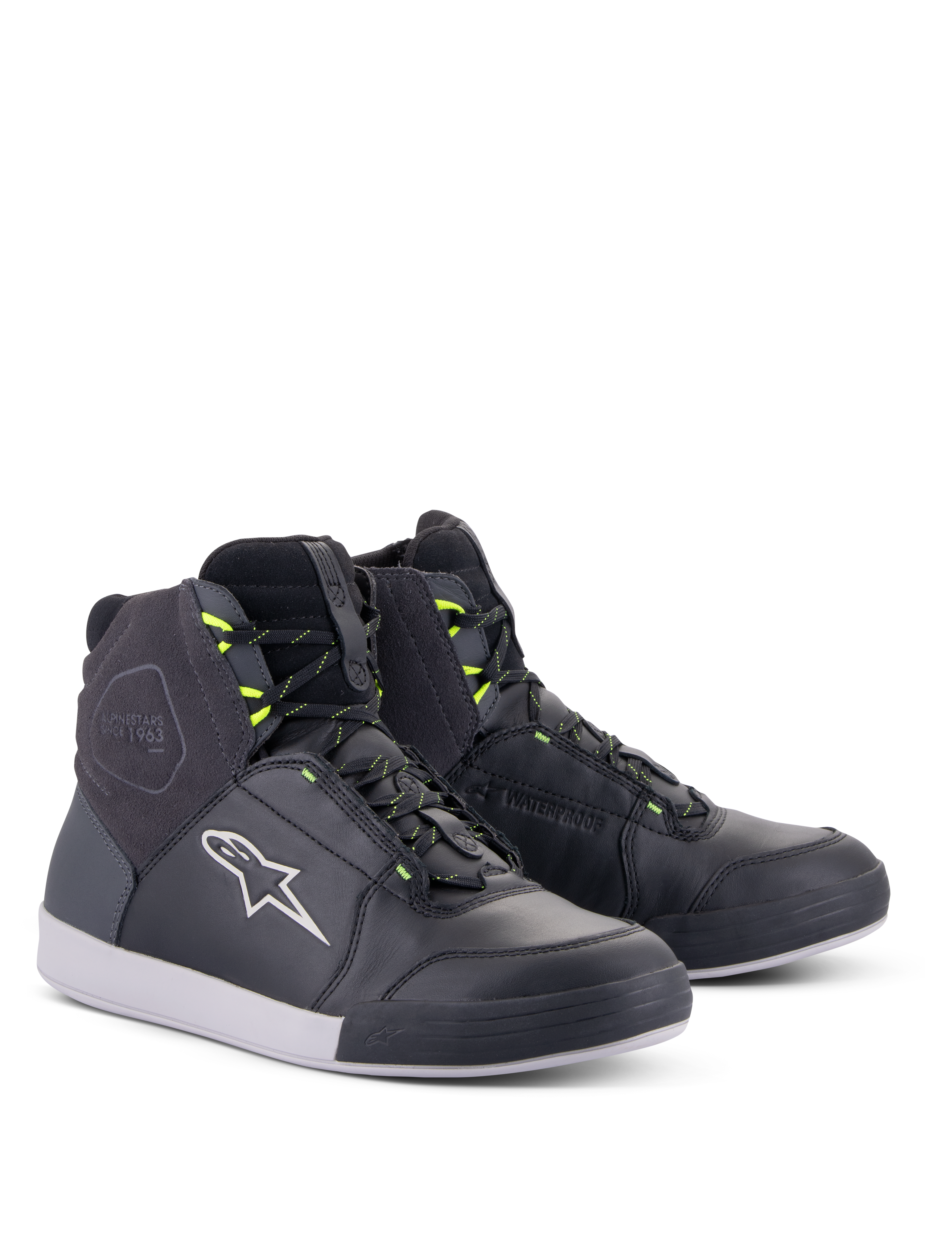 Buty Alpinestars Chrome Drystar®, miejskie buty motocyklowe, czarne, ciemnoszare i żółte fluo, wysoka cholewka z najwyższej jakości skóry i zamszu, białe logo Alpinestars i neonowożółte szlufki na sznurowadła, codzienne ochronne obuwie w stylu ulicznym